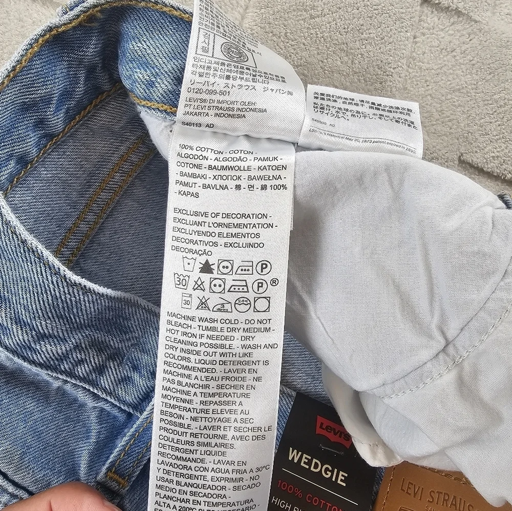 Levi's Wedgie High Rise Jean Womens 28 Button Fly Blue Rigid Denim